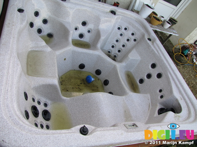 SX21158 Used 4 seater 1 recliner hot tub for sale